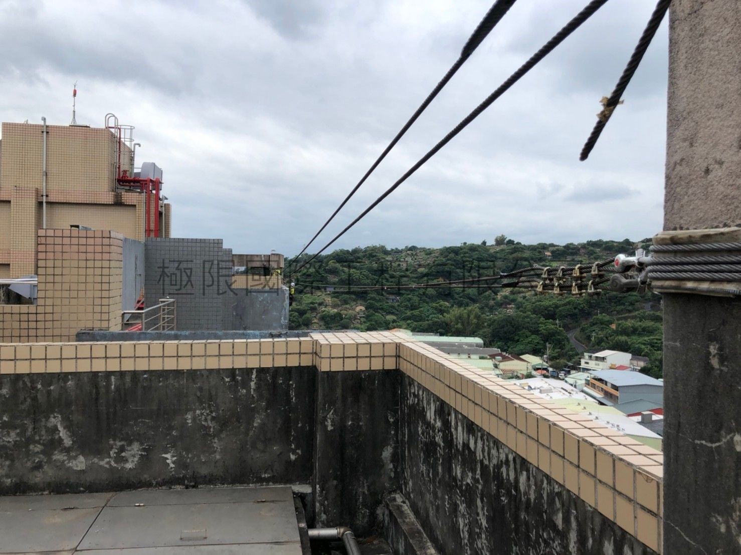 【新北市】八里在水一方社區外牆造型板拆除
