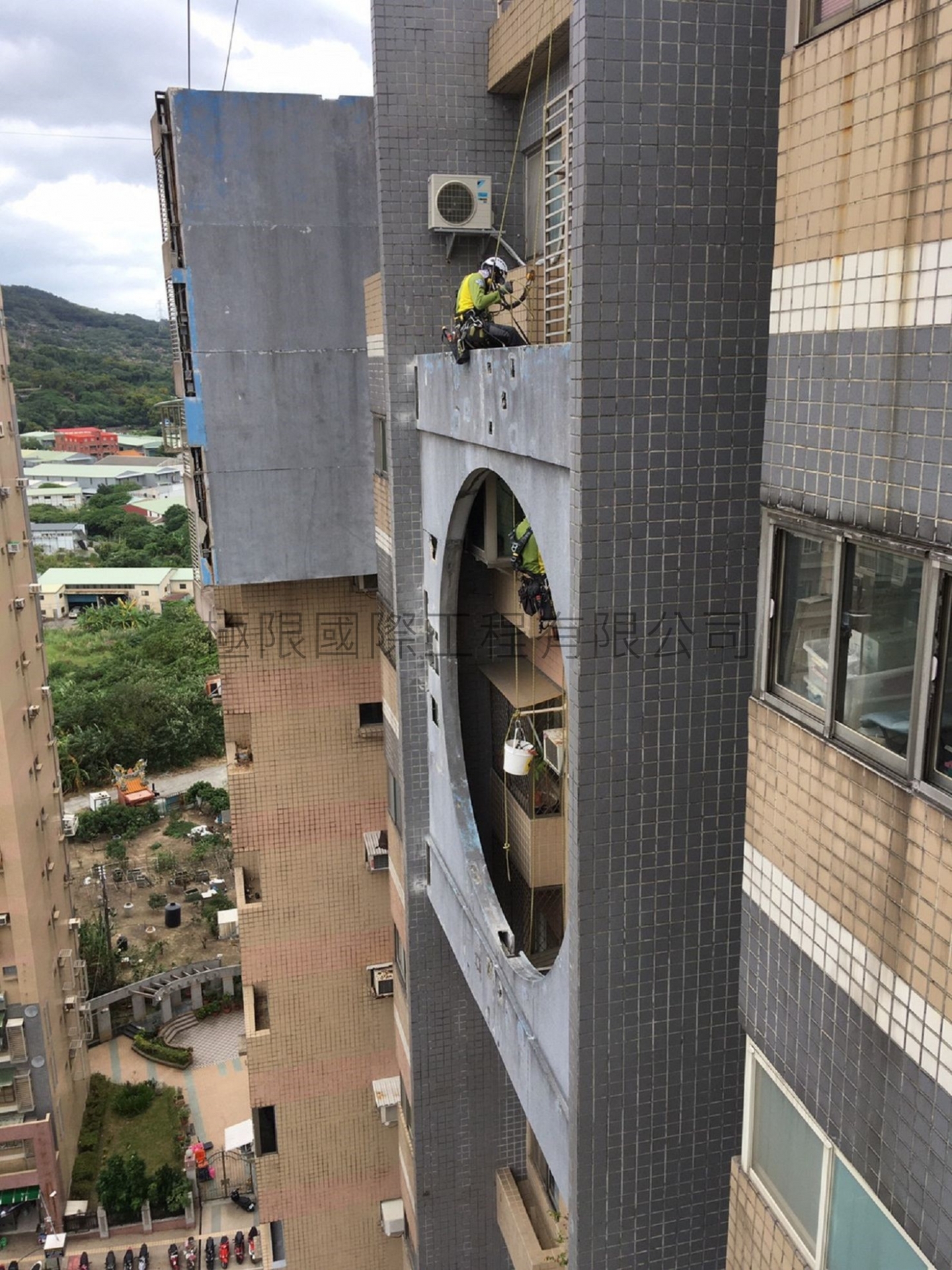 【新北市】八里在水一方社區外牆造型板拆除