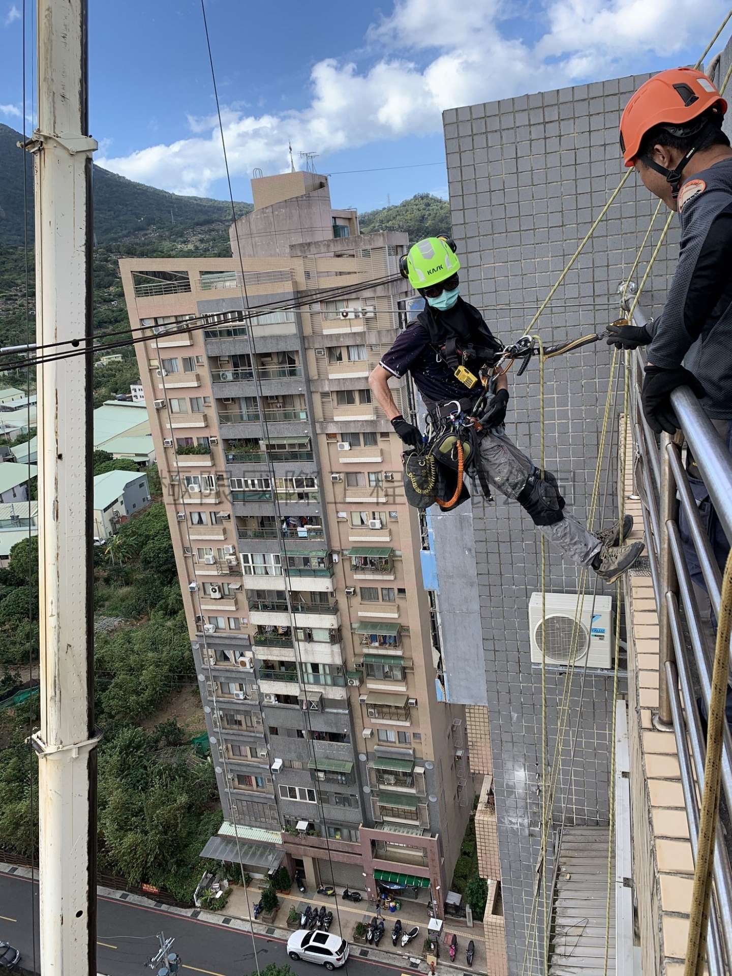 【新北市】八里在水一方社區外牆造型板拆除