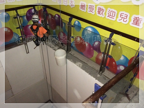 大江購物中心_手扶梯側邊玻璃和鋁包版清潔