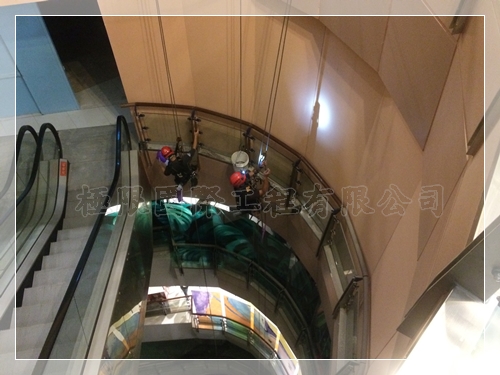 大江購物中心_手扶梯側邊玻璃和鋁包版清潔
