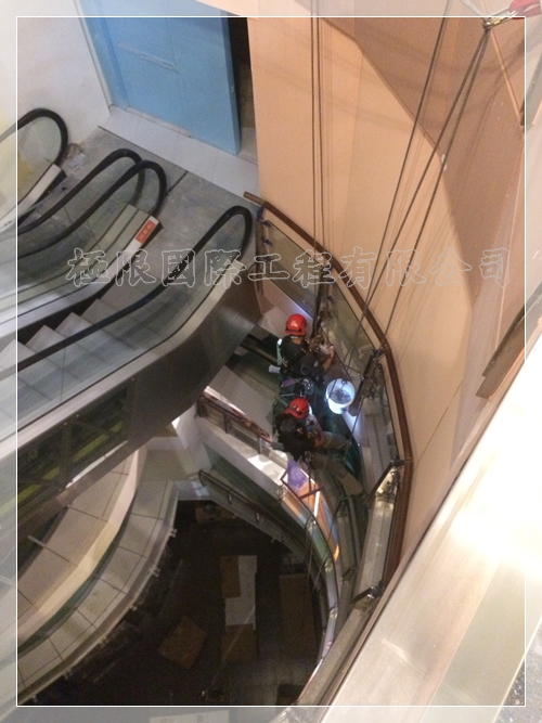 大江購物中心_手扶梯側邊玻璃和鋁包版清潔