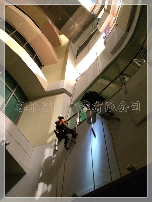 大江購物中心_手扶梯側邊玻璃和鋁包版清潔