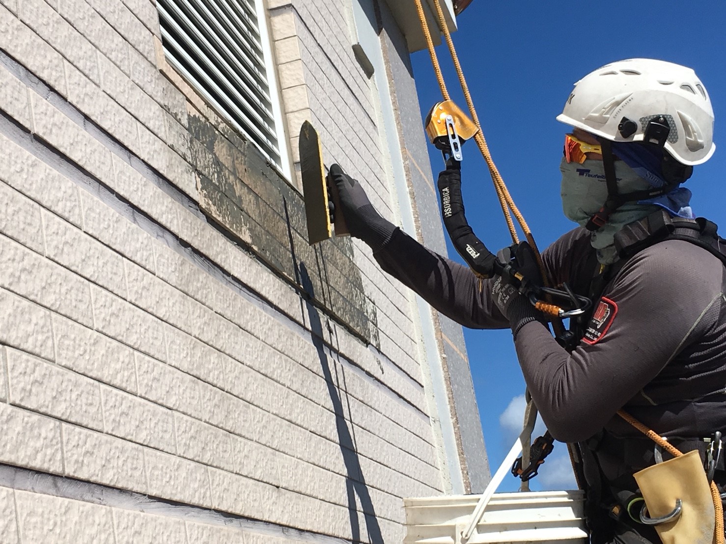 林口九揚香璽外牆脫黏磁磚打除後貼回