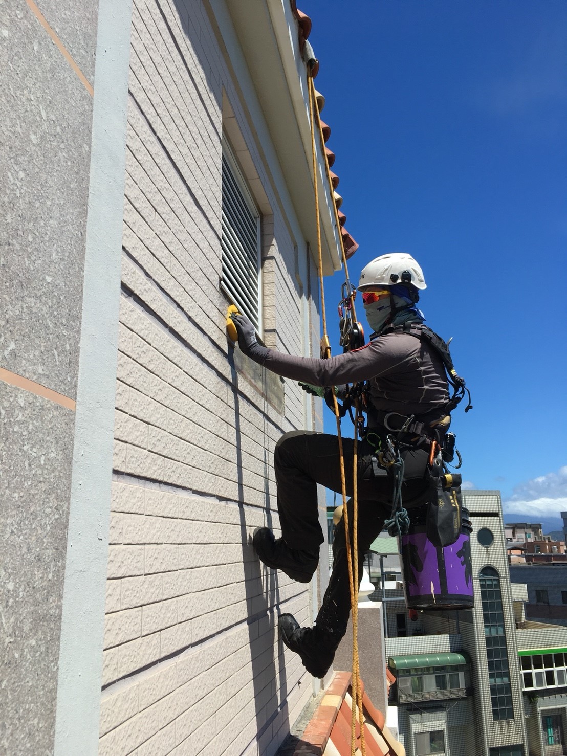 林口九揚香璽外牆脫黏磁磚打除後貼回
