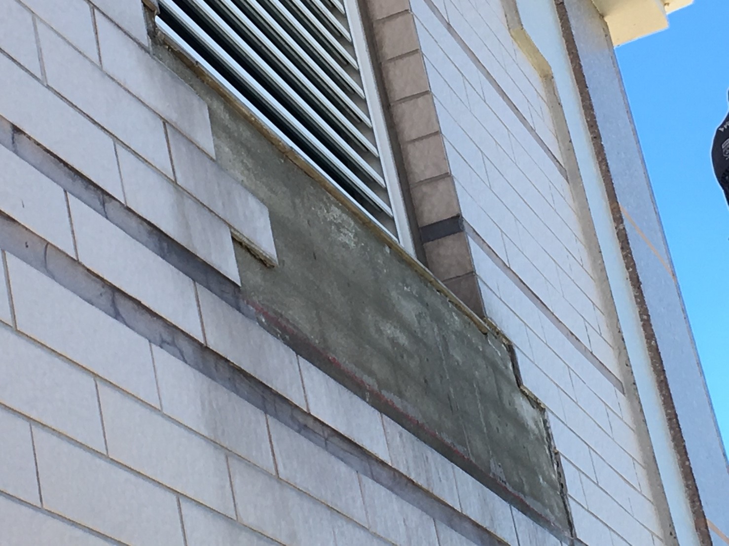 林口九揚香璽外牆脫黏磁磚打除後貼回