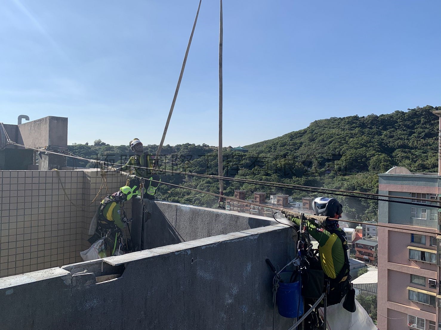 新北市八里在水一方社區外牆造型板拆除