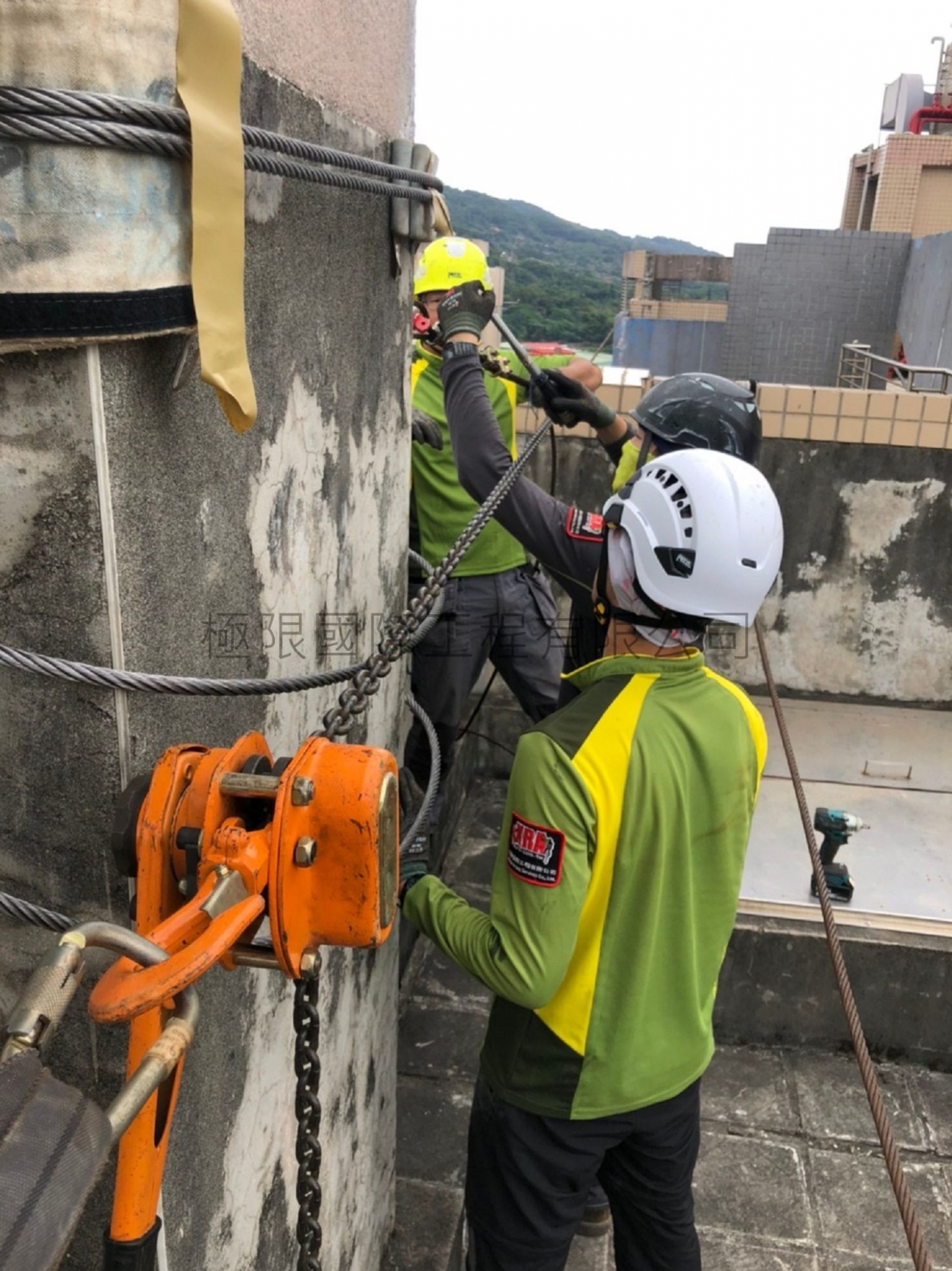 新北市八里在水一方社區外牆造型板拆除