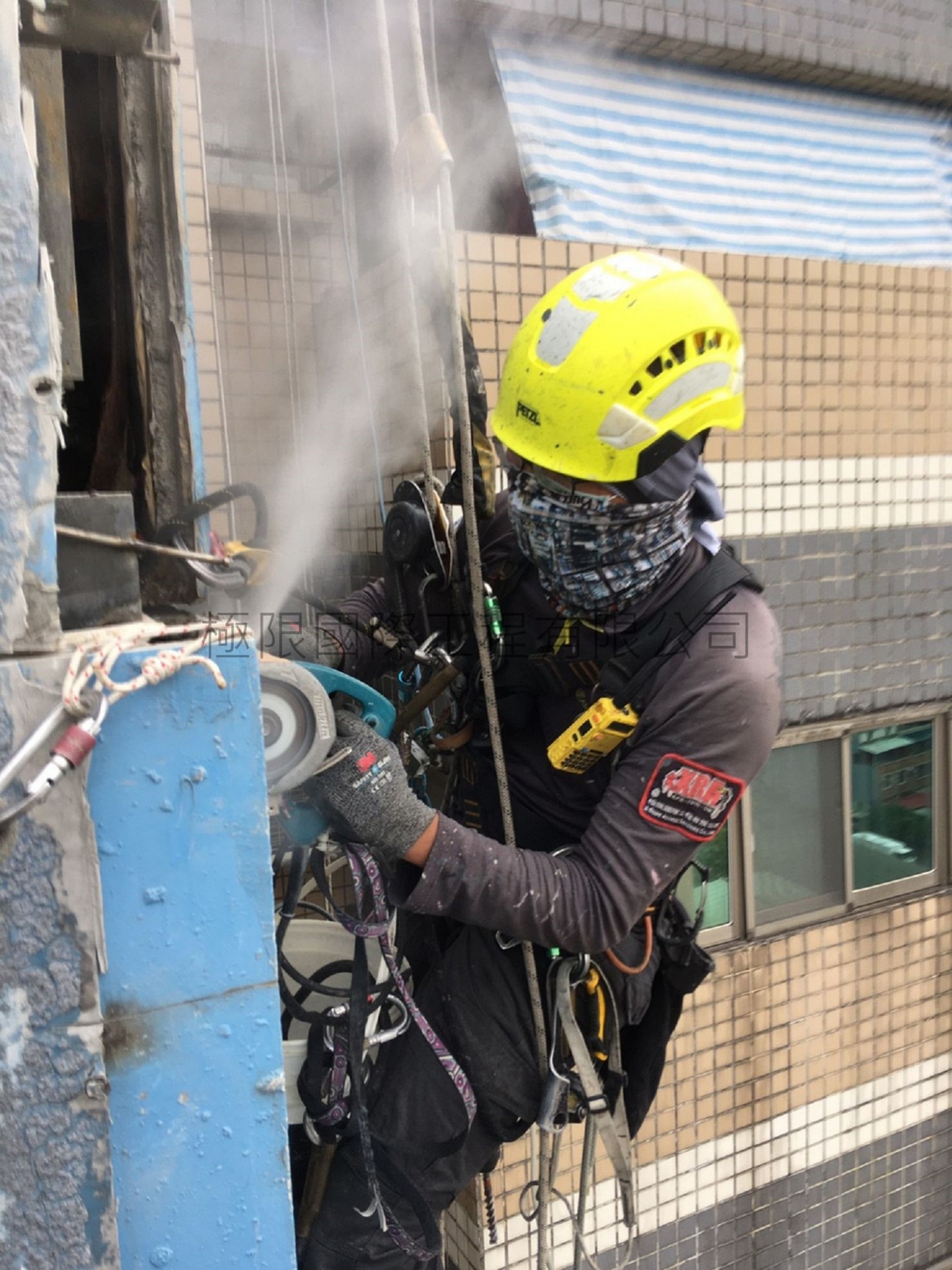 新北市八里在水一方社區外牆造型板拆除