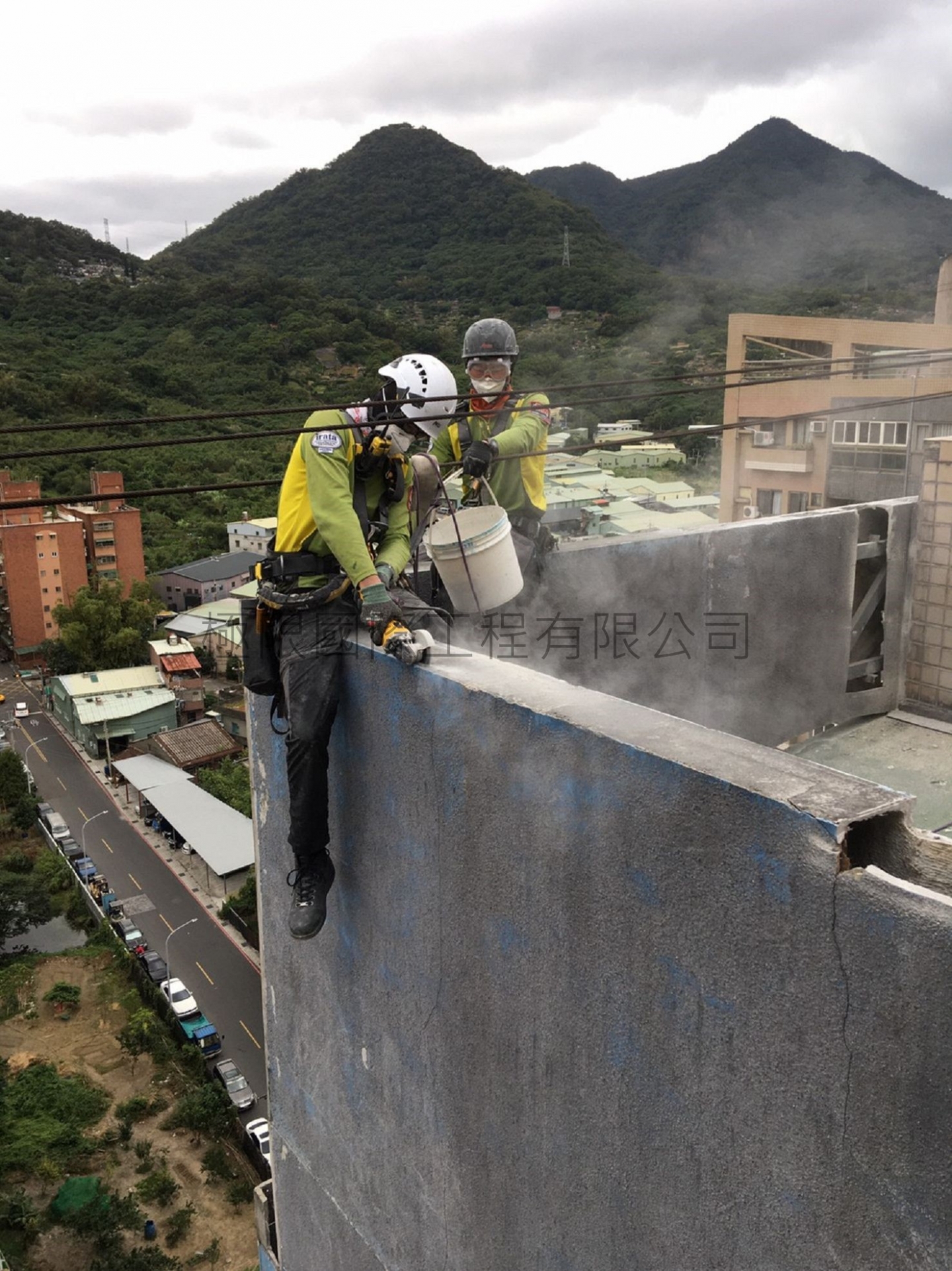 新北市八里在水一方社區外牆造型板拆除